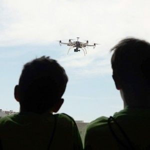 Niños en sombre mirando drones